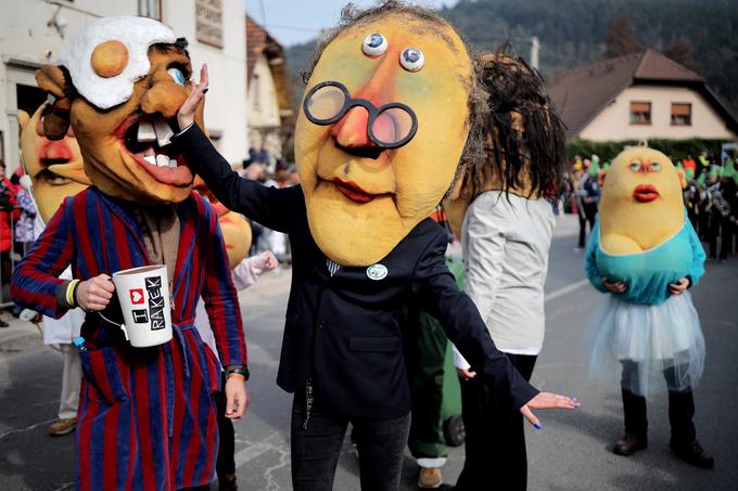 Kljub odpovedi pustne povorke je bo pod šotorom ob isti uri potekalo pustno rajanje ob glasbi Ansambla Saše Avsenika in Godbe Cerknica, Harmonikarskega orkestra Vilija Marinška in DJ Prebila, so sporočili organizatorji. | Foto: Daniel Novakovič/STA