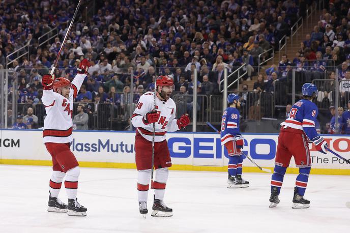 Carolina Hurricanes : New York Rangers | Hokejisti Caroline so po treh porazih zdaj drugič zapored zmagali in ostajajo v igri za napredovanje v konferenčni finale. | Foto Reuters