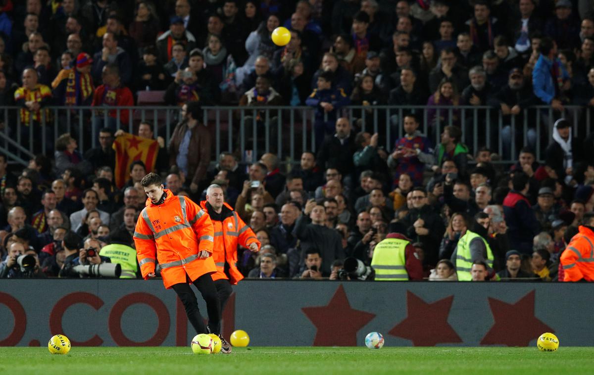 el clasico, žoge | Takole so varnostniki lovili žoge, ki so med tekmo priletele s tribun. | Foto Reuters