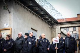 Protest pravosodnih policistov na Povšetovi