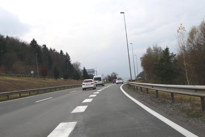 Ob zdajšnji ureditvi razcepa Malence skrajno desni pas služi tako pospeševanju in vključevanju na avtocesto, kakor tudi zaviranju in zavijanju na izvoz Ljubljana jug. | Foto: Gregor Pavšič