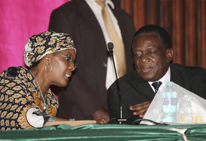 Mnangagwajevo tekmovanje z Grace Mugabe je pred meseci doseglo nove, bizarne razsežnosti. Mnangagwa je avgusta na političnem zboru v podporo Mugabeju zbolel in so ga morali z letalom prepeljati v Južno Afriko. Njegovi privrženci so menili, da so ga nasprotne frakcije znotraj ZANU-PF   zastrupile s sladoledom, ki ga je izdelala mlekarna v lasti zdaj nekdanje prve dame Zimbabveja. | Foto: Reuters