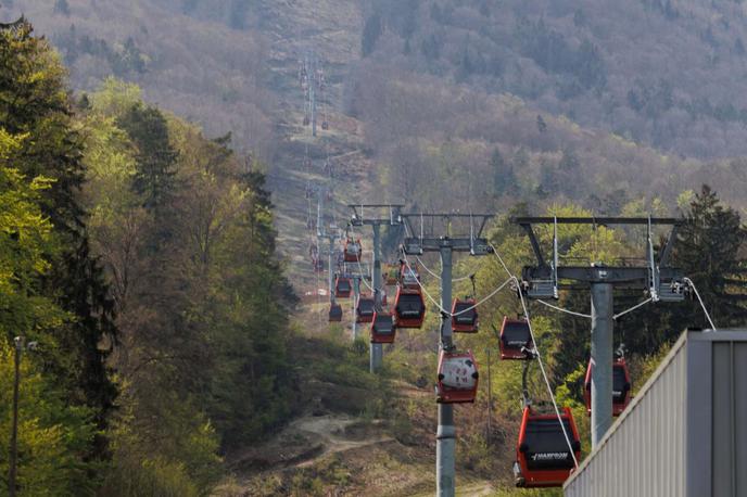 Mariborsko pohorje, žičnica, gondola | Mestni svet je marca skupaj z nekaterimi drugimi predlogi za podražitve enkrat že zavrnil odločanje o podražitvah Pohorske vzpenjače. Takratni predlog je bil še bolj rigorozen, saj so želeli dnevne povratne vozovnice podražiti celo na 19,5 evra, mesečne pa na 49 evrov. Večina svetnikov takrat ni prisluhnila opozorilom direktorja Marproma Ranka Šmigoca, da so sedem let stare cene vozovnice povsem nevzdržne za zdajšnje razmere energetske draginje. Električna energija se je namreč v tem času podražila za več kot petkrat, dražji so tudi materiali ter višje plače zaposlenih. Ob tem je Šmigoc zatrjeval, da bo gondola tudi po podražitvi cenejša kot primerljive naprave v bližnji okolici. | Foto STA / Nebojša Tejić