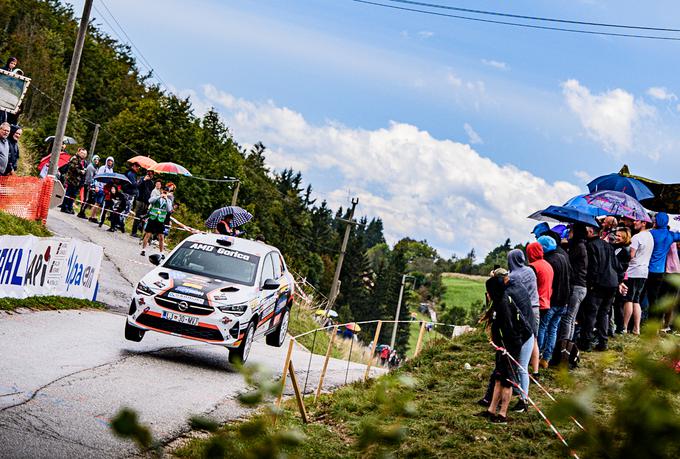 Na reli Nova Gorica je prišlo 91 posadk, ki jih od petka do nedelje čaka zelo zahtevna trasa. Sodeč po vremenski napovedi bo vsaj danes in jutri dogajanje popestril tudi dež. | Foto: Aljaž Jež