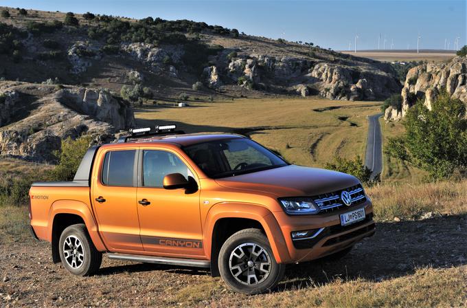 Amarok je eden redkih poltovornjakov, ki ima lahko šestvaljni motor. Ta ponuja 190 kilovatov moči (259 "konjev"), kar je, na primer, tudi več od štirivaljnika v novem Fordovem raptorju. Šestvaljnik ponuja tudi Mercedes z razredom X.   | Foto: Gregor Pavšič