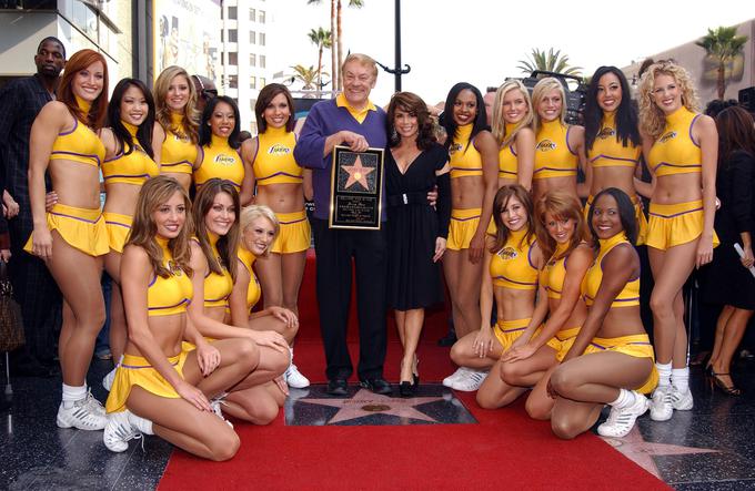 Jerry Buss je lastnik kluba Los Angeles Lakers postal leta 1979 in iz propadajočega kluba naredil eno od najuspešnejših franšiz lige NBA. Leta 2006 je na hollywoodskem pločniku slavnih dobil tudi svojo zvezdo. | Foto: Guliverimage