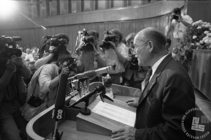 France Bučar je 25. junija 1991 razglasil samostojno in neodvisno slovensko državo. | Foto: Nace Bizilj, hrani Muzej novejše zgodovine Slovenije