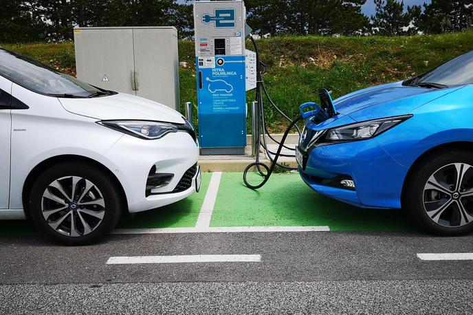 Renault zoe nissan leaf | Renault zoe in nissan leaf. Med njima je 40 centimetrov razlike, leaf pa ima od zoeja za štiri kilovatnih ur večjo kapaciteto baterije. Oba imata svoje izrazite prednosti in predstavljata trenutno dva zelo konkurenčna pola ponudbe trga elektromobilnosti v Sloveniji.  | Foto Gašper Pirman