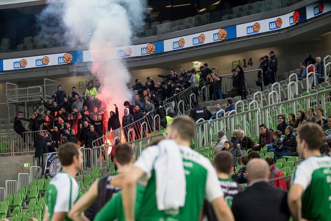 Navijači Zadra so v Ljubljano prispeli bodrit svoje košarkarje, več privržencev na domačih tekmah pa bi si želeli imeti tudi košarkarji Olimpije. | Foto: Urban Urbanc/Sportida