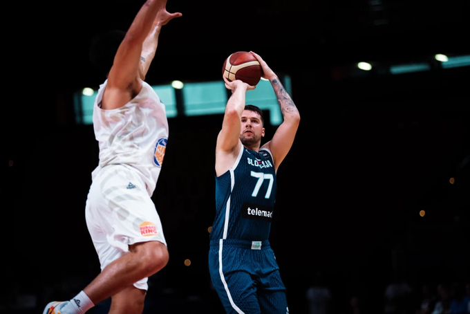 Luka Dončić je na obeh tekmah v Pireju dosegel trojni dvojček. | Foto: FIBA