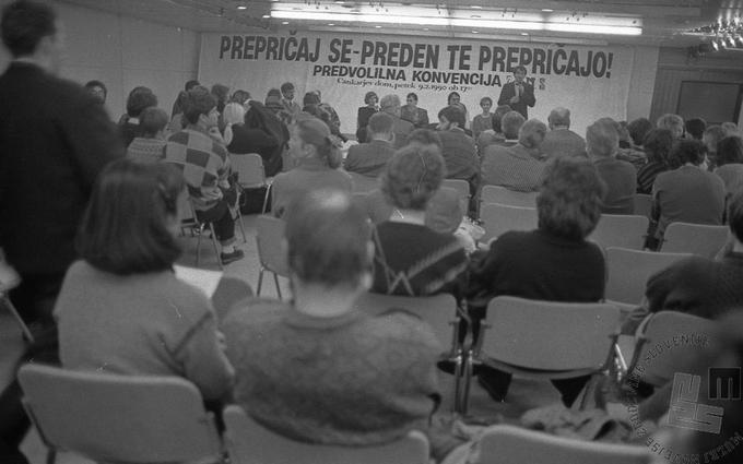 Zborovanje članov Zveze socialistične mladine Slovenije. Stranka se je pozneje preimenovala v LDS. (Foto: Tone Stojko, hrani Muzej novejše zgodovine Slovenije) | Foto: Muzej novejše zgodovine Slovenije