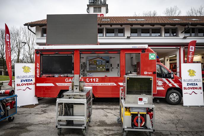 Predstavitev preventivnega gasilskega vozila | Vozilo bo v prihodnje potovalo po celotni Sloveniji, obiskovalo osnovne in srednje šole, različne prireditve ter zainteresirane skupine. Na teh lokacijah bodo ljudje imeli priložnost preizkusiti simulacije in pridobiti pomembno znanje na interaktiven način. Poleg izobraževanju širše javnosti pa je vozilo po besedah Vilfana namenjeno tudi operativnim gasilcem.  | Foto Ana Kovač