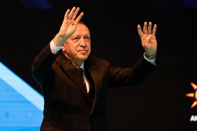 Erdogan | Erdogan naj bi se danes po napovedih udeležil tudi volilnega shoda v Izmirju. V nedeljo, natanko dva tedna pred prvim krogom volitev, naj bi se mudil tudi v prestolnici Ankari, kjer bo nadaljeval volilno kampanjo. | Foto Reuters