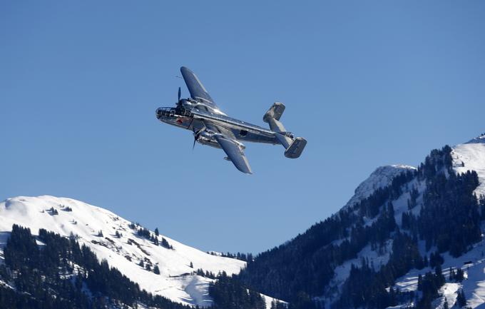 V nesrečo vpleteni B-25 (na fotografiji med lanskim letalskim šovom v Avstriji) še zdaleč ni bil polno naložen, saj je v New York letel na misiji za transport osebja, kar pomeni, da ni prevažal bomb, na krovu pa so bili samo trije ljudje.  | Foto: Reuters