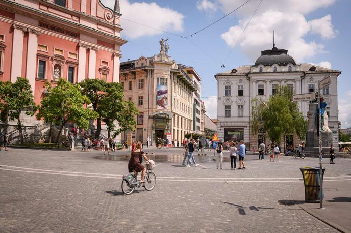 Prešernov trg | CDC opozarja, da tudi polno cepljene osebe, ki potujejo v države z omenjenega seznama, tvegajo okužbo s koronavirusom. | Foto STA