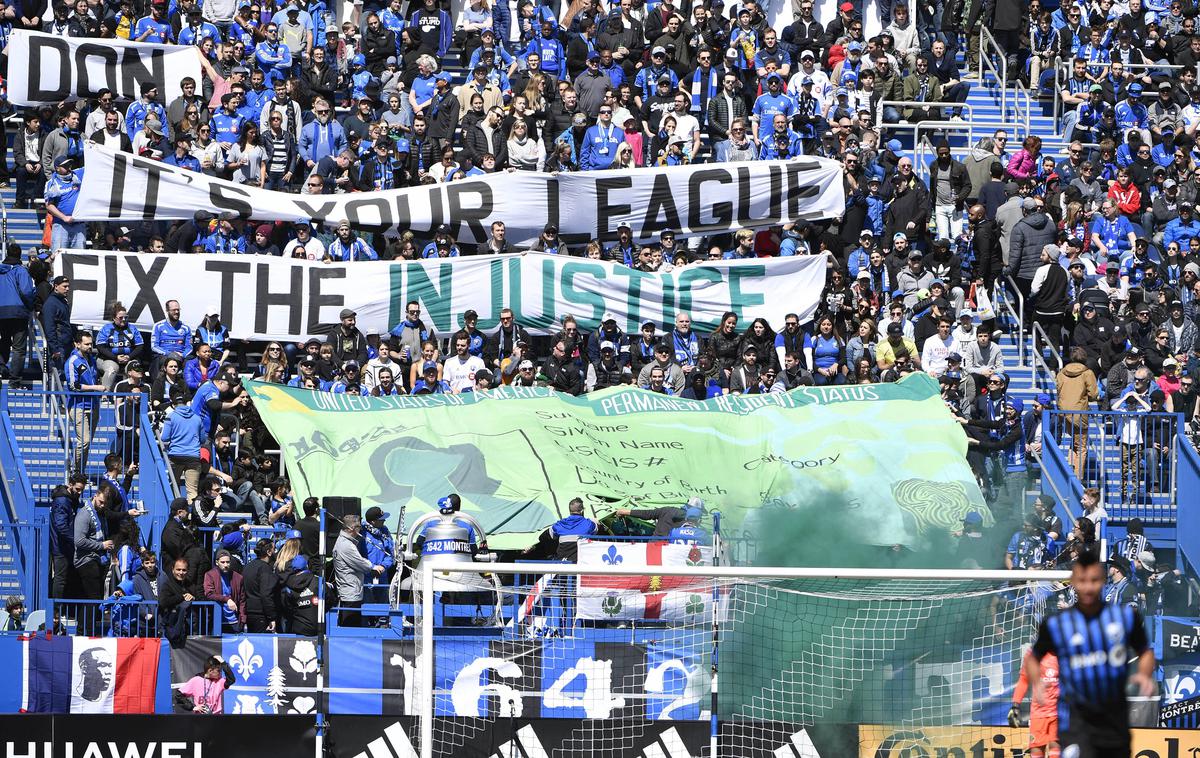 Montreal Impact navijači | Takole so navijači moštva Montreal Impact komisarja lige MLS pozvali, naj "popravi krivico" in poskrbi, da bodo imeli kanadski nogometaši status domačih igralcev. | Foto Reuters