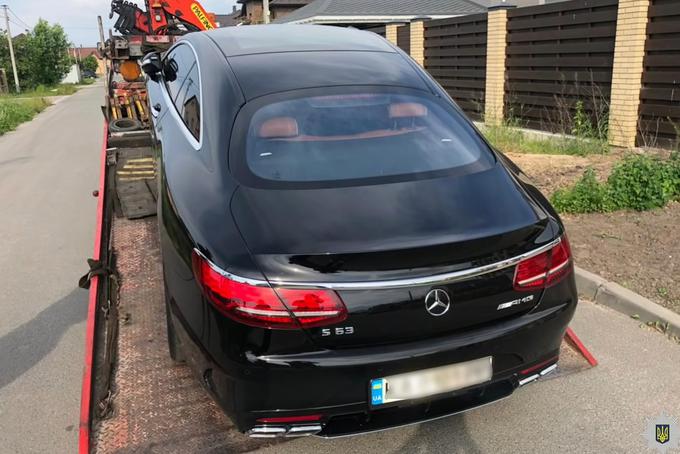 Med zaseženimi avtomobili je bil tudi ultra-prestižni kupejevski mercedes S63 AMG. Cena takega novega vozila znaša kar četrt milijona evrov.  | Foto: Ukrajinska policija