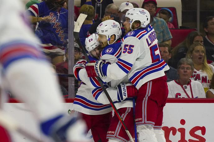 Carolina Hurricanes - NY Rangers | Hokejisti New York Rangers so na odločilni sedmi tekmi s 6:2 premagali Carolino in se uvrstili v konferenčni finale. | Foto Reuters