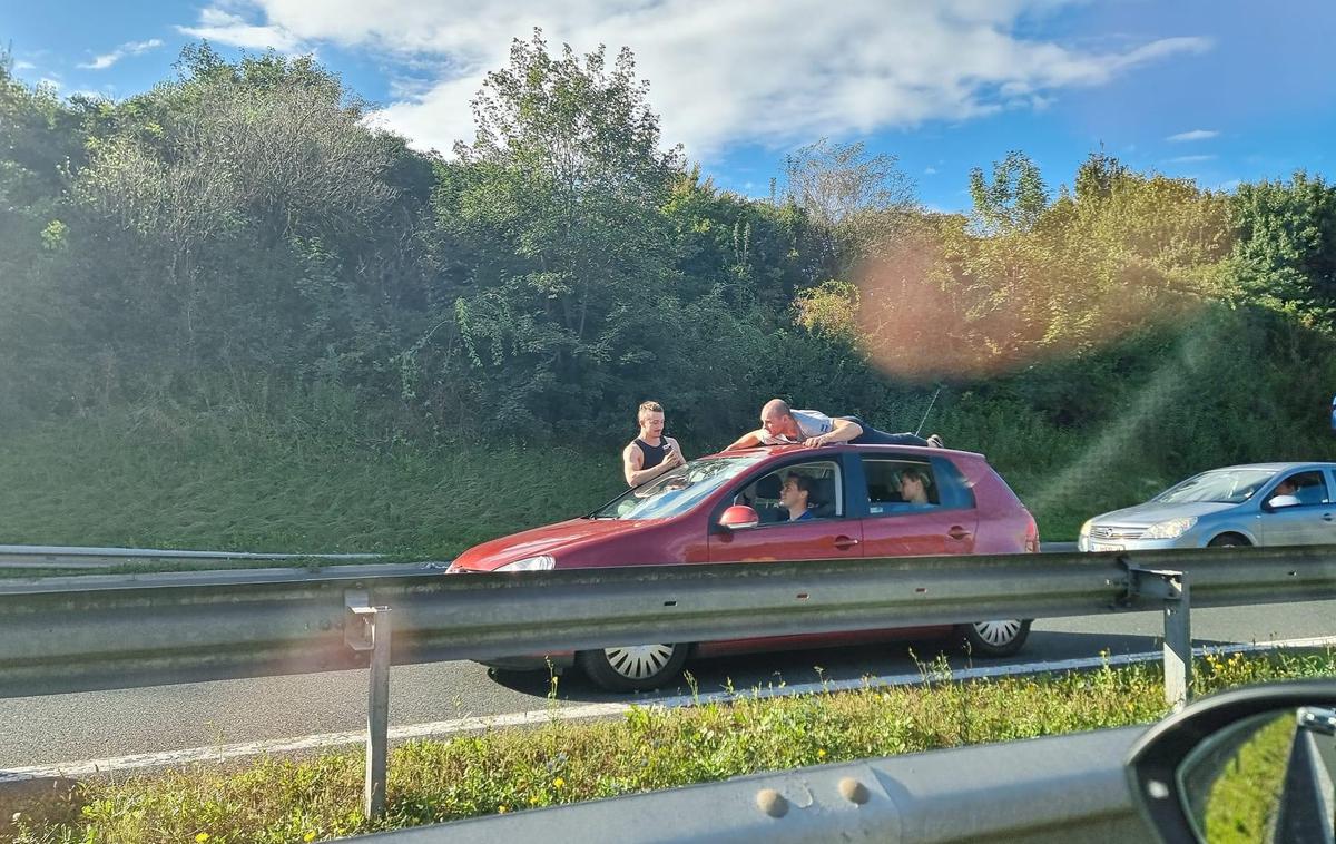 prizor z ljubljanske obvoznice | Fantje so se med neodgovornim početjem zelo zabavali. | Foto V živo s slovenskih cest/Barry Bar