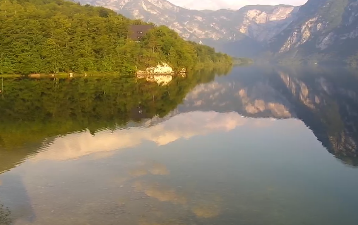 Bohinjsko jezero | Petek bo sončen, najvišje dnevne temperature bodo od 24 do 29 stopinj Celzija. | Foto zajem zaslona