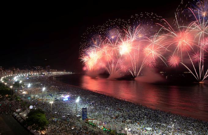 Nebo nad Copacabano je tradicionalno razsvetlil ognjemet. | Foto: Reuters