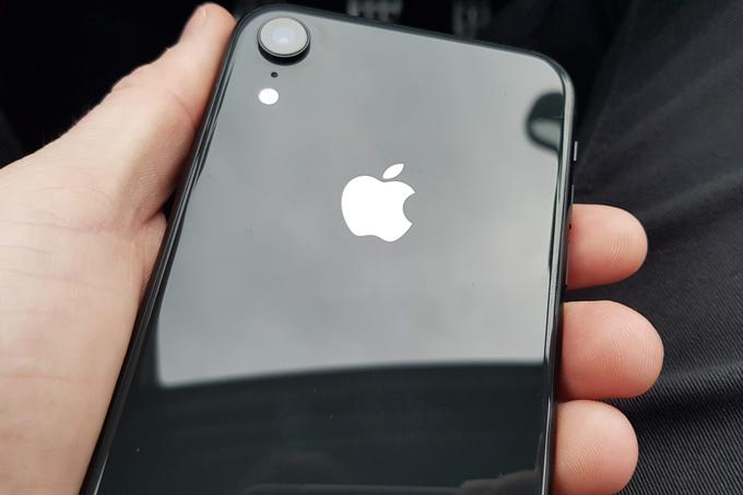 Nihče ne more reči, da iPhone XR ni videti vrhunsko. Od pametnega telefona za skoraj tisoč evrov to tudi pričakujemo. Če smo pikolovski, nam je šlo na živce samo, da je hrbtna stran telefona pravi magnet za prstne odtise. | Foto: Matic Tomšič