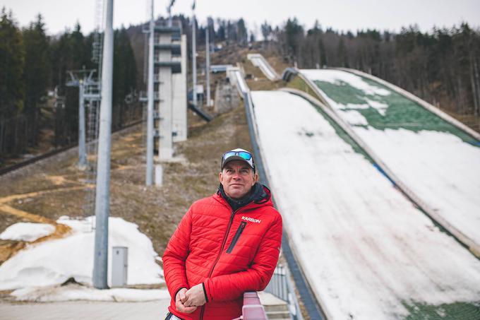 Zwitter pred Bloudkovo velikanko, objektom, na katerem so pred slabim mesecem slavili naslov svetovne prvakinje. | Foto: Grega Valančič/Sportida