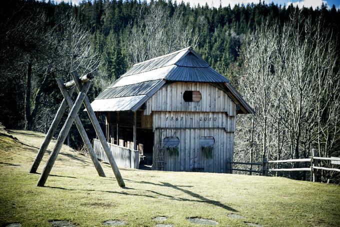 V stari kači, kjer se na podstrešju sušijo suhomesnati izdelki, nastajata tudi dve novi sobi za goste, ki bosta urejeni na popolnoma starinski način. | Foto: Ana Kovač