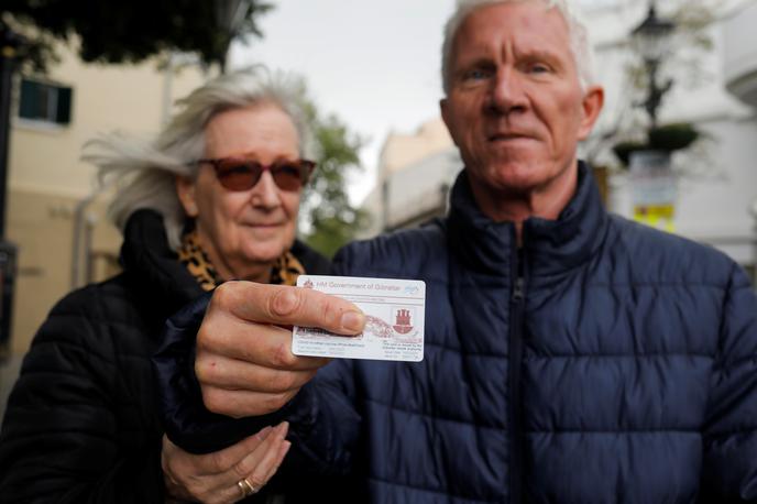 Gibraltar cepljenje covid koronavirus | Prebivalec Gibraltarja s potrdilom o cepljenju | Foto Reuters