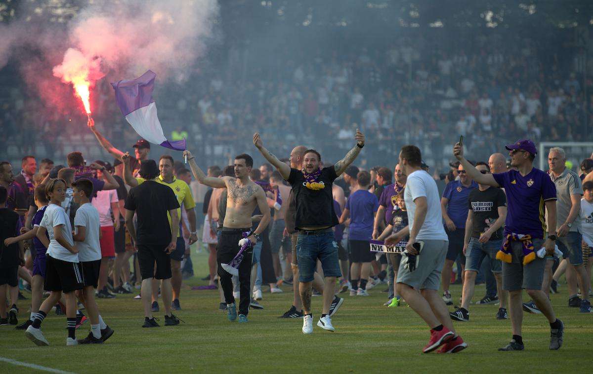 NK Maribor prvak 2022 | Mariborski navijači so po zmagi nad Muro pritekli na zelenico in proslavljali 16. državni naslov. | Foto Blaž Weindorfer/Sportida