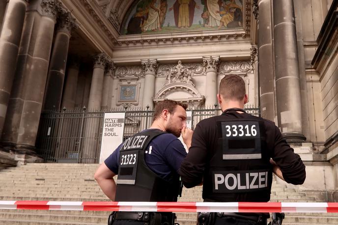 Policista pred Berlinsko katedralo na Muzejskem otoku | Foto Reuters