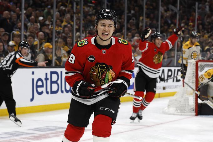 Kanadski najstnik Connor Bedard je na prvi tekmi v ligi NHL prispeval podajo, že na drugi, gostovanju v Bostonu, pa se je vpisal med strelce. | Foto: Reuters