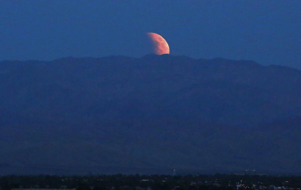 Lunin mrk, polna Luna, mrk, Luna | Sodeč po napovedih meteorologov, bo vreme danes zvečer kot nalašč za opazovanje luninega mrka. | Foto Matic Tomšič / Reuters