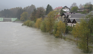 Vremenoslovci opozarjajo: Ponoči mogoči močni nalivi, Drava že poplavlja