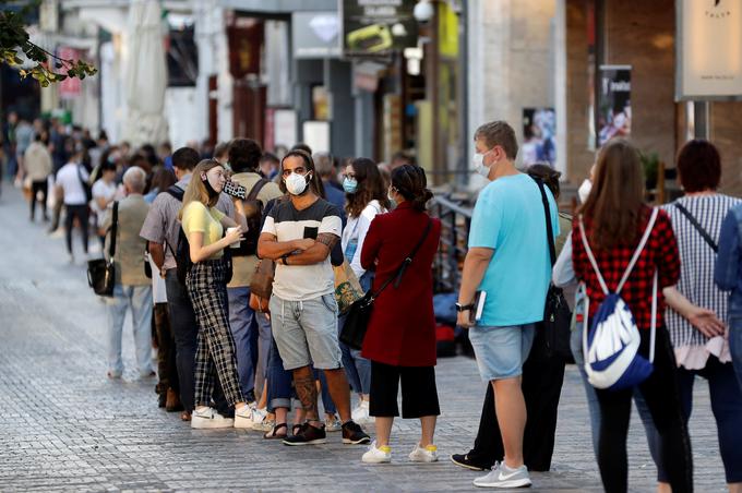 Vrsta za testiranje na novi koronavirus v Pragi | Foto: Reuters