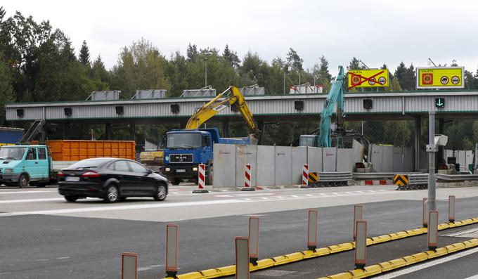 Z rušenjem prvih cestninskih postaj bodo predvidoma začeli že prihodnji mesec. | Foto: STA ,