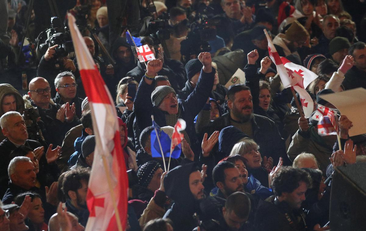 Gruzija protesti | Policija je ponekod protestnike lovila po ulicah, medtem ko so si nekateri postavili barikade iz smetnjakov in jih zažgali.  | Foto Reuters