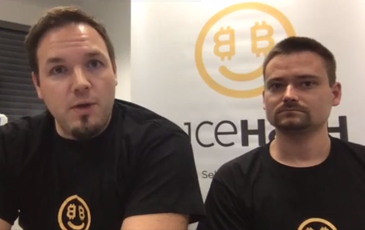 NiceHash | 7. decembra 2017, dan po hekerskem napadu, sta takrat vodilna v podjetju Nicehash – Marko Kobal in Matjaž Škorjanc – v dolgem videoposnetku na družbenem omrežju Facebook razkrila nekaj podrobnosti o dogodku in izrazila prepričanje, da jih je nekdo želel uničiti. Kobal je z direktorskega položaja pri Nicehashu sicer odstopil le dva tedna pozneje, Škorjanc pa je v podjetju deloval še naprej, a ima trenutno druge težave, saj so ga konec septembra aretirali v Nemčiji. Več o tem preberite v okvirju. | Foto Facebook