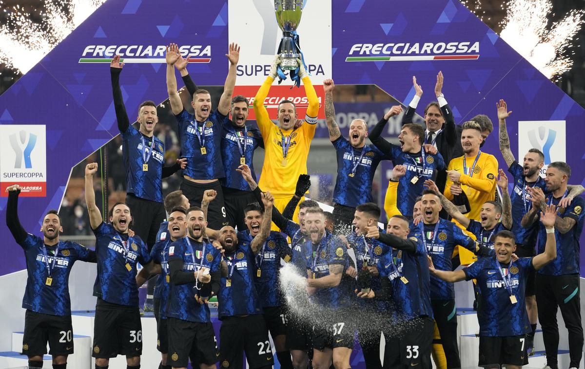 Inter, superpokal, Samir Handanović | Kapetan Interja Samir Handanović je takole dvignil italijanski superpokal. | Foto Guliverimage