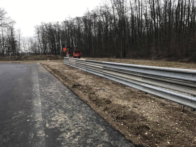 To so nove varovalne ograje okrog prenovljenega dirkališča pri Cerkljah na Dolenjskem. | Foto: Klemen Jeršin