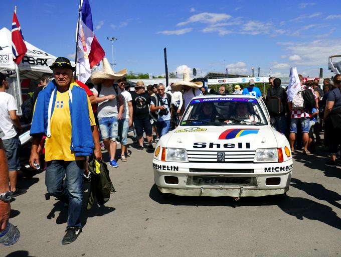 Brez legendarnih avtomobilov ni šlo niti v Barceloni. To je nekdanji tovarniški peugeot 205 T16 skupine B, ki sta ga vozila Ari Vatanen in njegov sovoznik Terry Harymann. | Foto: Gregor Pavšič