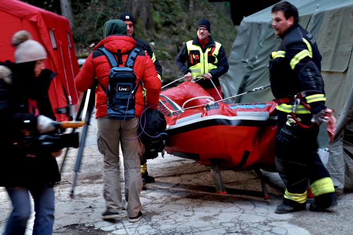 Izjava Križna jama | Jamarski reševalci so iz Križne jame uspešno rešili vseh pet ujetih oseb. | Foto Ana Kovač