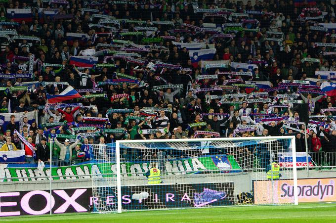 Ko je Italija zadnjič gostovala v Sloveniji na kvalifikacijski tekmi in v Stožicah zmagala z 1:0, so bile tribune polne domačih navijačev. | Foto: Vid Ponikvar