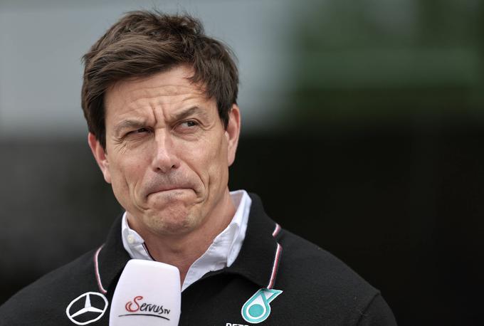 Toto Wolff na glas snubi Maxa Verstappna. | Foto: Guliverimage