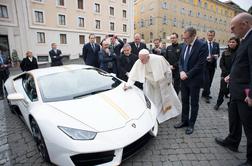 Lamborghini huracan s podpisom papeža na dobrodelno dražbo #foto