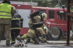 Požar zaradi pozabljene hrane na štedilniku, evakuacija celotnega bloka