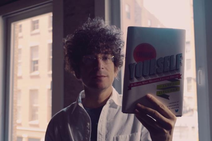 James Altucher s knjigo Izberi sebe oziroma Choose Yourself, kar je njen naslov v angleščini. | Foto: Vimeo / James Altucher