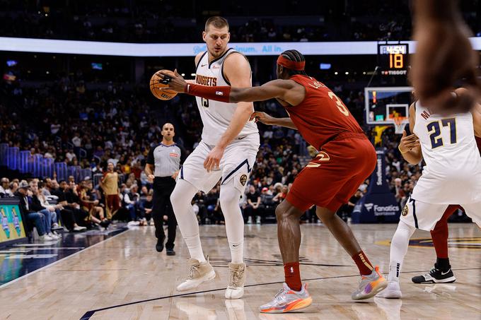 Nikola Jokić je še 12. v sezoni dosegel trojni dvojček. | Foto: Reuters