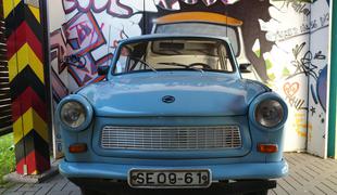 Berlinski zid: na eni strani volkswagen hrošč, na drugi trabant