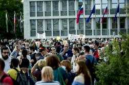 Protesta za in proti vladi potekala mirno #foto #video